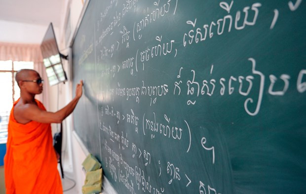 ការបង្រៀនអក្សរ បាលី ដល់សមណៈសិស្សសាលាមធ្យមសិក្សាបំពេញវិជ្ជា បាលី ណាមបូ ក្នុងគោលបំណងទ្រទ្រង់ព្រះពុទ្ធសាសនានិងអភិរក្ស ពង្រីកតម្លៃវប្បធម៌ក្នុងសហគមន៍ជនជាតិ ខ្មែរ។ រូបថត៖ អានហៀវ ខេត្ត សុកត្រាំង អភិរក្សភាសានិយាយនិងអក្សរសរសេររបស់ជនជាតិ ខ្មែរ ảnh 5