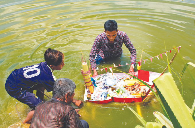 ថ្ងៃឆ្លងពិធីបុណ្យ ជនជាតិ ខ្មែរ នៅខេត្ត សុកត្រាំង ប្រារព្ធពិធីជូនដំណើរដោយមានគ្រឿងតង្វាយផ្សេងៗដូចជាអំបិល អង្ករ ឧស... ត្រូវបានដាក់លើទូកក្បូនមួយធ្វើដោយស្រទបចេកបញ្ចូលទិន្នន័យពីសារព័ត៌មានបោះពុម្ពលេខចេញផ្សាយខែ មករា ឆ្នាំ ២០២២ ដោយ៖ សឺន ហេង ដើរលេងកម្សាន្តពិធីបុណ្យ ធាក់គង នាពេលដើមឆ្នាំ ảnh 4