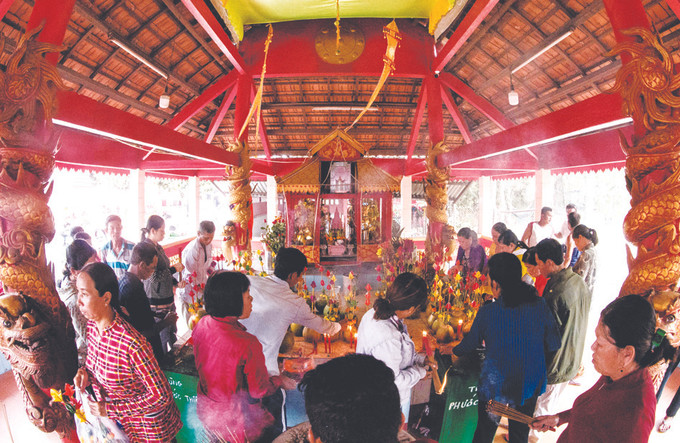 បងប្អូនជនជាតិ ខ្មែរ នៅខេត្ត សុកត្រាំង ថ្វាយគ្រឿងតង្វាយក្នុងពិធីបុណ្យ ធាក់គង នៅភូមិ អានត្រាច់ ឃុំ អានហៀប ស្រុក ចូវថាញ់ (ខេត្ត សុកត្រាំង) ដើរលេងកម្សាន្តពិធីបុណ្យ ធាក់គង នាពេលដើមឆ្នាំ ảnh 1