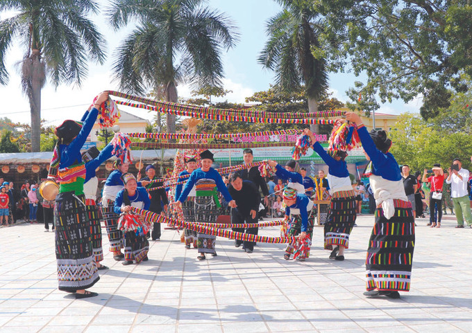 ជនជាតិ ថាយ សម្តែងសិល្បៈរបាំ ស្វែ កន្សែង សិល្បៈរបាំ ស្វែ នៃជនជាតិ ថាយ -បេតិកភណ្ឌវប្បធម៌អរូបីតំណាងនៃមនុស្សជាតិ ảnh 6