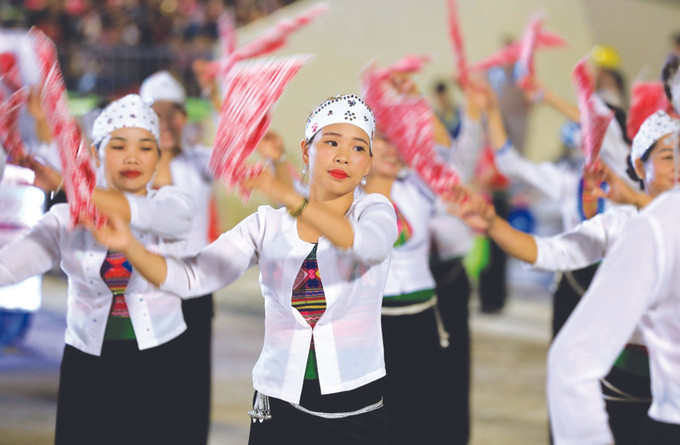 របាំ ស្វែ មានបីប្រភេទសំខាន់គឺស្វែពិធីកិច្ច ស្វែ សម្តែងនិង ស្វែ រង្វង់ សិល្បៈរបាំ ស្វែ នៃជនជាតិ ថាយ -បេតិកភណ្ឌវប្បធម៌អរូបីតំណាងនៃមនុស្សជាតិ ảnh 2