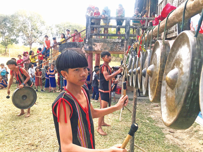 ប្អូនៗ កុមារជនជាតិ រើង៉ាវ លេងគងឃ្មោះក្នុងពិធីបុណ្យ បុណ្យ "ដំណក់ទឹក" របស់ជនជាតិ រើង៉ាវ ảnh 3