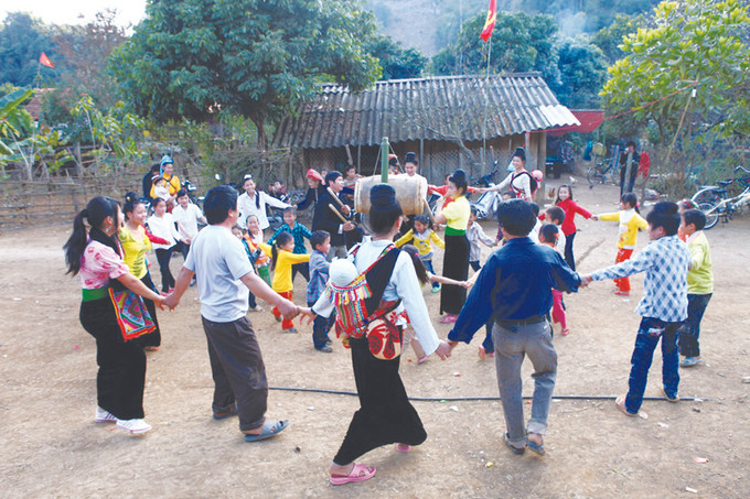 ការរាំ ស្វែ ក្នុងឱកាសបុណ្យចូលឆ្នាំថ្មីប្រពៃណីជនជាតិរបស់ប្រជាជននៅភូមិ ប៉ាត ឃុំ ចៀងង៉ឹន ទីក្រុង សឺនឡា (ខេត្ត សឺនឡា) សិល្បៈរបាំ ស្វែ នៃជនជាតិ ថាយ -បេតិកភណ្ឌវប្បធម៌អរូបីតំណាងនៃមនុស្សជាតិ ảnh 5
