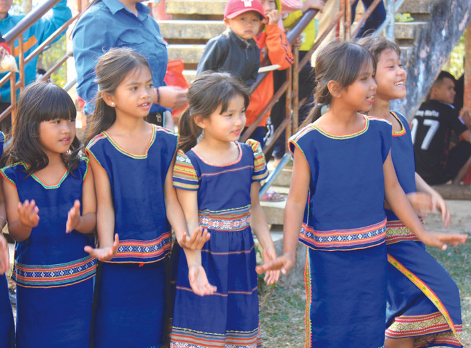 ប្អូន ៗ កុមា រើជនជាតិ រើង៉្រវ ក្នុង សម្លៀកបំពាក់ប្រពៃណីចូលរួមពិធីបុណ្យ បុណ្យ "ដំណក់ទឹក" របស់ជនជាតិ រើង៉ាវ ảnh 2