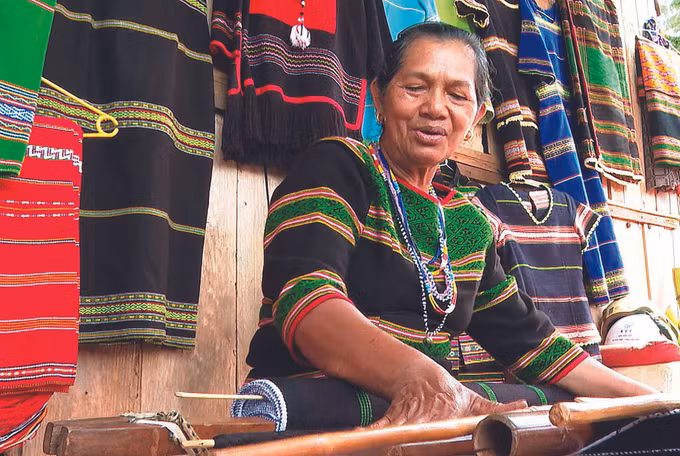 មុខរបរត្បាញសំពត់សង្កិមរបស់ជនជាតិ ម៉្នុង នៅខេត្ត ប៊ិញភឿក ảnh 3