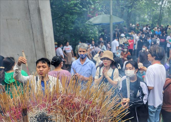 ប្រជាជននៅ​គ្រប់​ទិសទី​អញ្ជើញមកកាន់​ប្រាសាទ ឌេនហ៊ុង អុជ​ធូបឧទ្ទិសរំលឹកវិញ្ញាណក្ខន្ធស្តេចត្រកូល ហ៊ុង ảnh 2