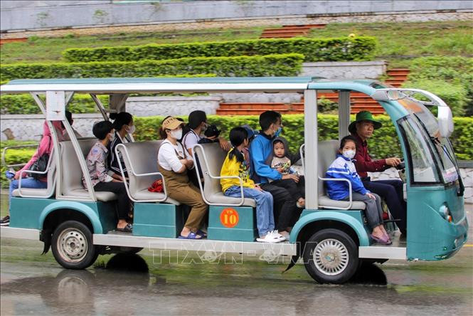 ប្រជាជននៅ​គ្រប់​ទិសទី​អញ្ជើញមកកាន់​ប្រាសាទ ឌេនហ៊ុង អុជ​ធូបឧទ្ទិសរំលឹកវិញ្ញាណក្ខន្ធស្តេចត្រកូល ហ៊ុង ảnh 4