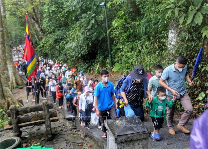 ប្រជាជននៅ​គ្រប់​ទិសទី​អញ្ជើញមកកាន់​ប្រាសាទ ឌេនហ៊ុង អុជ​ធូបឧទ្ទិសរំលឹកវិញ្ញាណក្ខន្ធស្តេចត្រកូល ហ៊ុង ảnh 1