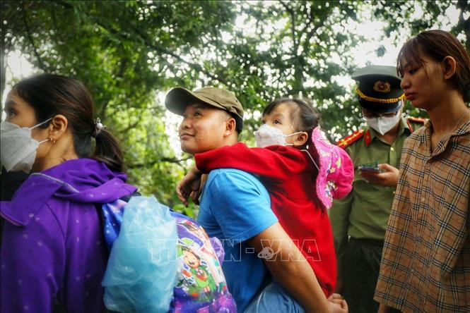 ប្រជាជននៅ​គ្រប់​ទិសទី​អញ្ជើញមកកាន់​ប្រាសាទ ឌេនហ៊ុង អុជ​ធូបឧទ្ទិសរំលឹកវិញ្ញាណក្ខន្ធស្តេចត្រកូល ហ៊ុង ảnh 3