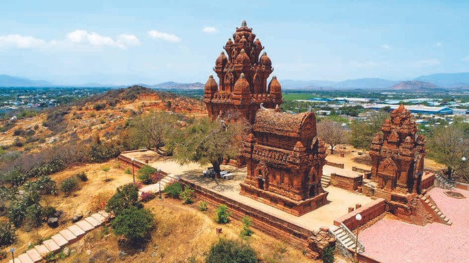 ប្រាសាទ ប៉ូក្លងហ្ការ៉ាយ មានទីតាំងនៅលើកូនភ្នំ ត្រូវ នៅសង្កាត់ ដូវិញ ចម្ងាយពីទីក្រុង ផានរ៉ាង - ថាបចាម ៩ គីឡូម៉ែត្រទៅទិសខាងលិច។ និមិត្តរូបខាងព្រលឹងវិញ្ញាណរបស់ជនជាតិ ចាម នៅ និញធន់ ảnh 1