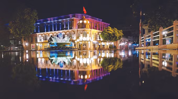 ចែងចាំងពន្លឺផ្លេកៗ នាពេលរាត្រីនៅ ហាណូយ ảnh 5