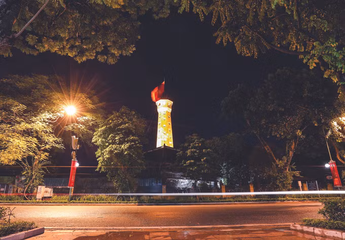 ចែងចាំងពន្លឺផ្លេកៗ នាពេលរាត្រីនៅ ហាណូយ ảnh 3