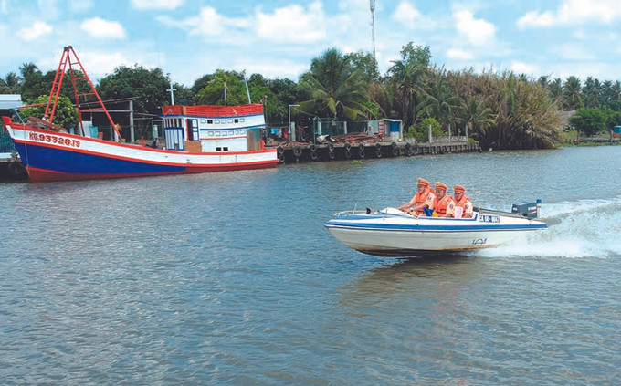 ការិយាល័យប៉ូលីសចរាចរណ៍ផ្លូវទឹក - នគរបាលខេត្ត កៀនយ៉ាងរៀបចំការយាមល្បាត ត្រួតពិនិត្យរាល់មធ្យោបាយចរាចរណ៍ផ្លូវទឹកនៅលើភូមិសាស្ត្រឃុំ ប៊ិញអាន ស្រុក ចូវថាញ់ (ខេត្ត កៀនយ៉ាង) ខេត្ត កៀនយ៉ាង ដោះស្រាយការលំបាកលំបិនដើម្បីនាវានេសាទបន្តចេញទៅកាន់លំហសមុទ្រ ảnh 5