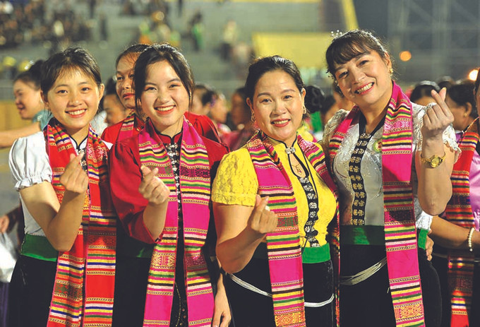 រាំរបាំ ស្វែ គឺជានិមិត្តរូបនៃវប្បធម៌ ថាយ រួមចំណែកផ្សារភ្ជាប់មនុស្សជាមួយនឹងមនុស្ស មនុស្សជាមួយនឹងមេឃដីយ៉ាងរស់រវើក ភាពរ៉ូម៉ង់តិច របាំ ស្វែ ជនជាតិ ថាយ - និមិត្តរូបវប្បធម៌ផ្សារភ្ជាប់សហគមន៍ ảnh 6