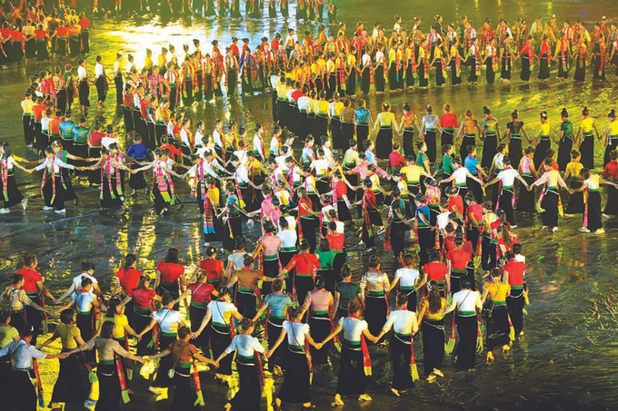 ឈុតឆាកសម្តែងសិល្បៈ ស្វែ ថាយ ដោយមានការចូលរួមរបស់តារាសម្ដែងសិប្បករនិងសិស្សសាលាចំនួន ៣.០០០ នាក់នៅក្នុងពិធីទទួលវិញ្ញាបនបត្រដាក់បញ្ចូល "សិល្បៈរបាំ ស្វែ ថាយ" របាំ ស្វែ ជនជាតិ ថាយ - និមិត្តរូបវប្បធម៌ផ្សារភ្ជាប់សហគមន៍ ảnh 5