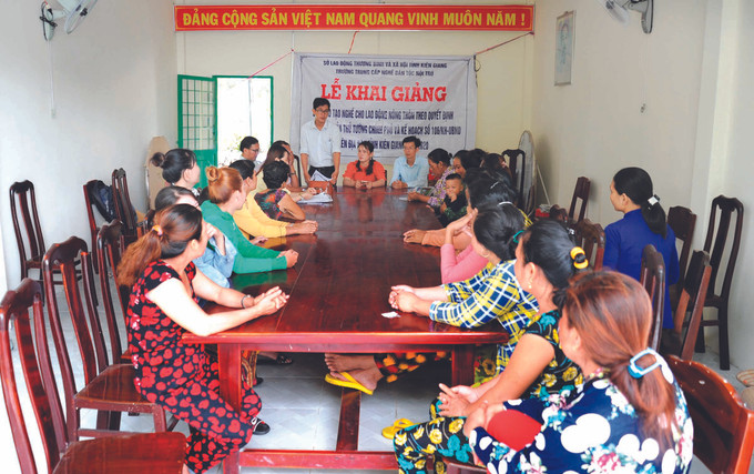 នាពេលកន្លងទៅថ្មីៗ នេះ ការងារបណ្ដុះបណ្ដាលវិជ្ជាជីវៈជូនពលករជនបទ ជាពិសេសពលករនៅតំបន់បងប្អូនជនជាតិត្រូវបានខេត្ត កៀនយ៉ាង យកចិត្តទុកដាក់ខ្លាំងដែរ ខេត្ត កៀនយ៉ាង បណ្តុះបណ្តាលវិជ្ជាជីវៈផ្សារភ្ជាប់ជាមួយតម្រូវការរបស់បងប្អូនជនជាតិ ảnh 5