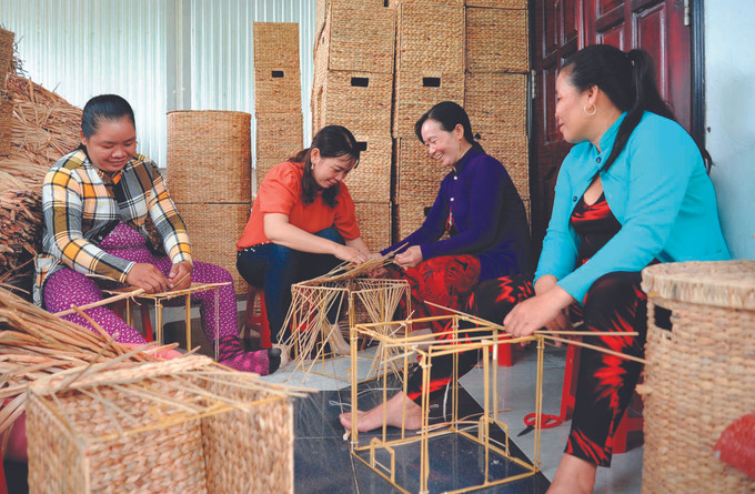 ការបណ្ដុះបណ្ដាលវិជ្ជាជីវៈស្របតាមតម្រូវការរបស់សិក្ខាកាម ផ្សារភ្ជាប់ជាមួយសក្ដានុពល ឧត្តមភាពនៃមូលដ្ឋាន ផ្តើមពីនោះបង្កើតឱកាសជូនកូនក្មួយរបស់បងប្អូនជនជាតិ ខ្មែរ បន្ទាប់ពីបញ្ចប់ការសក្សាវិជ្ជាជីវៈរួចរាល់អាចយកទៅអនុវត្តចំណេះដឹងទាំងឡាយដែលបានសិក្សាភ្លាមៗ ដើម្បីអភិវឌ្ឍសេដ្ឋកិច្ចគ្រួសារ ខេត្ត កៀនយ៉ាង បណ្តុះបណ្តាលវិជ្ជាជីវៈផ្សារភ្ជាប់ជាមួយតម្រូវការរបស់បងប្អូនជនជាតិ ảnh 3