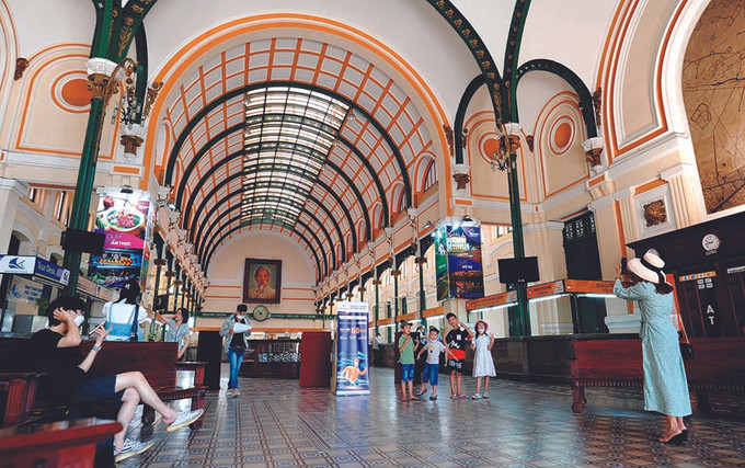 ភ្ញៀវទេសចរអញ្ជើញមកទស្សនា ស្វែងយល់ស្ថាបត្យកម្មពិសេសដាច់ដោយឡែកនៃអគារប្រៃសណីយ៍ទីក្រុង ហូ ជីមិញ សញ្ញាវឌ្ឍនភាពពីវិស័យទេសចរណ៍នៅទីក្រុង ហូ ជីមិញ ảnh 3