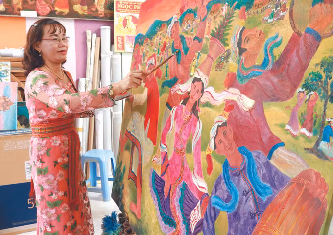 វិចិត្រការិនី ចេ គីមទ្រុង - គំរូដ៏ភ្លឺថ្លាក្នុងការសិក្សារៀនសូត្រនិងធ្វើតាម អ៊ំ ហូ ảnh 1