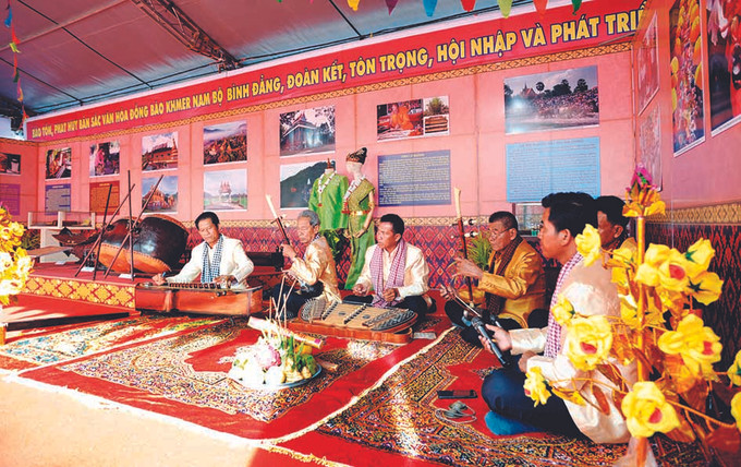 សម្តែងប្រគំភ្លេងប្រពៃណីនៅលំហរវប្បធម៌ខ្មែរ ភូមិភាគខាងត្បូង លើកតម្កើងតម្លៃវប្បធម៌ប្រពៃណី ខ្មែរ នៅភូមិភាគខាងត្បូង ảnh 5