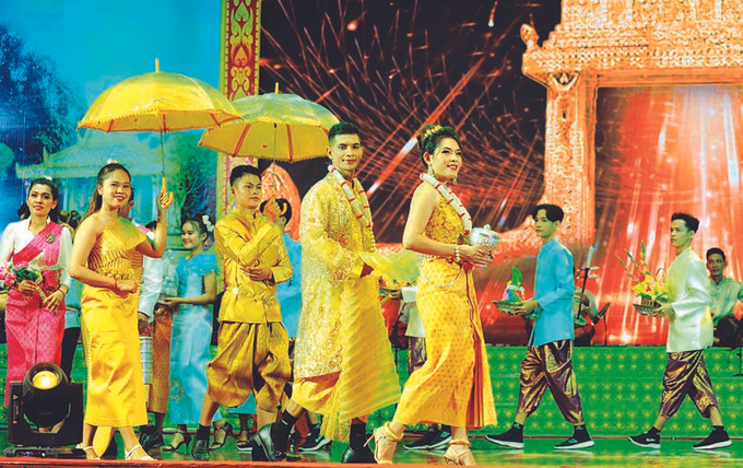 ក្រុមសិល្បៈ ខ្មែរ ខេត្ត សុកត្រាំងសម្តែងឡើងវិញពិធីកិច្ចរៀបមង្គលការតាមប្រពៃណីរបស់ជនជាតិ ខ្មែរ លើកតម្កើងតម្លៃវប្បធម៌ប្រពៃណី ខ្មែរ នៅភូមិភាគខាងត្បូង ảnh 1