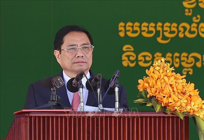 លោកនាយករដ្ឋមន្ត្រី ផាម មិញជិញ អញ្ជើញថ្លែងសុន្ទរកថាក្នុងពិធីរំលឹកខួបអនុស្សាវរីយ៍លើកទី ៤៥ “ទិវា ការចងចាំដំណើរឆ្ពោះទៅកាន់ការផ្តួលរំលំរបបប្រល័យពូជសាសន៍ ប៉ុលពត” របស់នាយករដ្ឋមន្ត្រីនៃព្រះរាជាណាចក្រកម្ពុជា សម្តេចតេជោ ហ៊ុនសែន ។ រូបថត៖ យឿងយ៉ាង - ទីភ្នាក់ងារព័ត៌មានវៀតណាម លោកនាយករដ្ឋមន្ត្រី ផាម មិញជិញ និង សម្តេចតេជោ ហ៊ុន សែន៖ បង្កើតទំនាក់ទំនងមិត្តភាពសាមគ្គីភាពជាប្រពៃណីដ៏ថ្លៃថ្នូររវាងប្រជាជនទាំងពីរប្រទេសកាន់តែស៊ីជម្រៅ ảnh 1