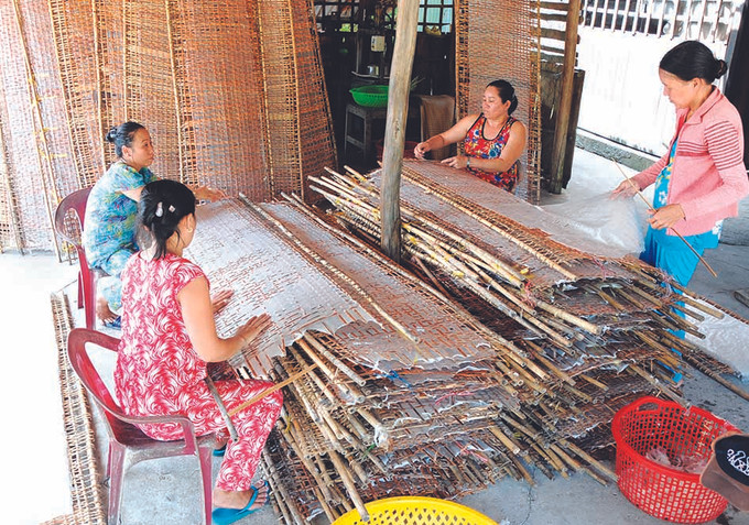 មុខរបរធ្វើនាំបាញ់ត្រាងប្រពៃណីនាំមកប្រភពចំណូលស្ថិរភាពជូនស្ត្រីជនជាតិ ខ្មែរ នៅស្រុក ហុងយ៉ឹន (ខេត្ត បាកលៀវ) បង្កើតកម្លាំងចលករអភិវឌ្ឍតំបន់បងប្អូនជនជាតិ ខ្មែរ ảnh 4