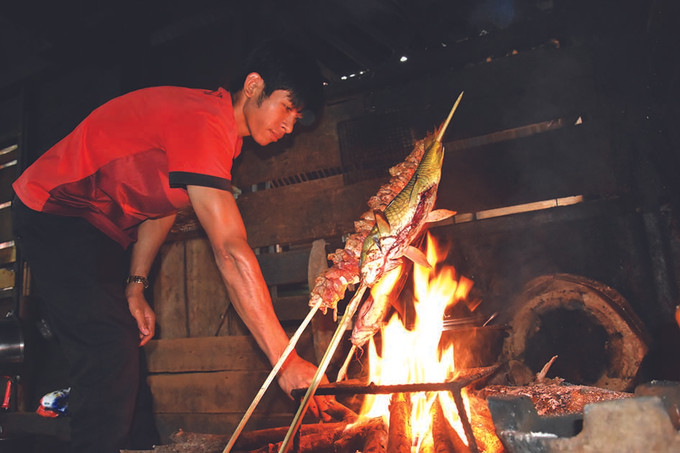 ពេលភ្ញៀវអញ្ជើញមកលេង ជនជាតិ ម៉្នុង ច្រើនតែឡើងទៅក្នុងព្រៃបេះបន្លែ ចាប់ត្រីទឹកជ្រោះ ដើម្បីជប់លៀងភោជនាហារ ទំនៀមទម្លាប់បដិសណ្ឋារកិច្ចភ្ញៀវរបស់ជនជាតិ ម៉្នុង ảnh 2