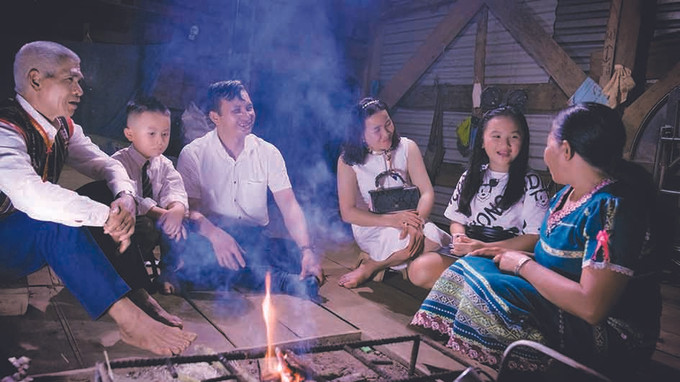 ភ្ញៀវផ្ទាល់ខ្លួនត្រូវបានម្ចាស់ផ្ទះទទួល សំណេះសំណាលក្បែរចង្ក្រានភ្លើងប្រពៃណីដោយផ្ទាល់ ទំនៀមទម្លាប់បដិសណ្ឋារកិច្ចភ្ញៀវរបស់ជនជាតិ ម៉្នុង ảnh 3