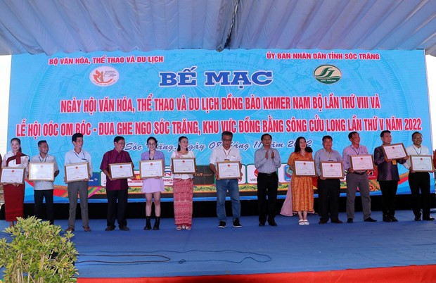 ប្រគល់ប័ណ្ណសរសើរទទួលជ័យលាភីវិញ្ញាសាក្នុងមហោស្រពវប្បធម៌ កីឡានិងទេសចរណ៍ ខ្មែរ ភាគខាងត្បូងលើកទី ៨ ខេត្ត សុកត្រាំង ពិធីបិទមហោស្រពវប្បធម៌ កីឡានិងទេសចរណ៍បងប្អូនជនជាតិ ខ្មែរ ណាមបូ លើកទី ៨ ảnh 2