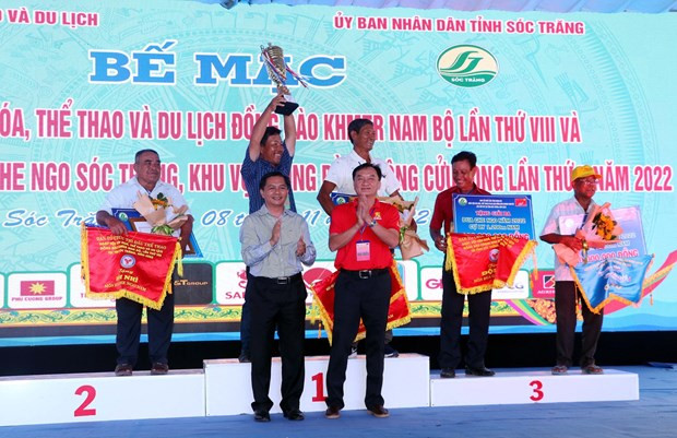 ប្រធានគណៈកម្មាធិការប្រជាជនខេត្ត សុកត្រាំង ប្រគល់ពានរង្វាន់និងទង់ដល់ក្រុមៗ មានចំណាត់ថ្នាក់ខ្ពស់ជាងគេក្នុងការប្រណាំងទូក ង បុរស ពិធីបិទមហោស្រពវប្បធម៌ កីឡានិងទេសចរណ៍បងប្អូនជនជាតិ ខ្មែរ ណាមបូ លើកទី ៨ ảnh 3
