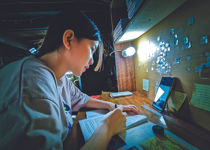 ទីក្រុង កឹនធើ រៀបចំដាក់អនុវត្តន៍វិធានការជួយឧបត្ថម្ភសិស្សានុសិស្សរៀនតាមប្រព័ន្ធអនឡាញប្រកបដោយភាពបត់បែន ảnh 3