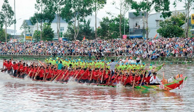 លទ្ធផលតំណែងជើងឯកទូក ង នារីបានទៅលើក្រុមទូក ង វត្ត អូរជុំអារាម ព្រែកចេក ទីរួមខេត្ត ង៉ាណាំ (ខេត្ត សុកត្រាំង) និង តំណែងជើងឯកទូក ង បុរសបានទៅលើក្រុមទូក ង វត្ត ពេជ្រមង្គល នៅទីរួមខេត្ត វិញចូវ (ខេត្ត សុកត្រាំង) អ៊ឹកធឹកការប្រណាំងទូក ង សុកត្រាំង លើកទី ៥ នៅតំបន់វាលទំនាបទន្លេ គឺវឡុង ឆ្នាំ ២០២២ ảnh 1