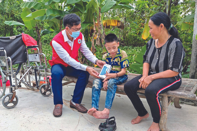 សមាគមកាកបាទក្រហមខេត្ត ងេអាន ផ្តល់ជូនម៉ាស៊ីនកុំព្យូទ័រ ទូរសព្ទឆ្លាតវៃនិងសិក្ខូបករណ៍មួយចំនួនអោយសិស្សសាលាដែលជួបការលំបាកលំបិននៅលើភូមិសាស្ត្រស្រុក អៀនថាញ់ "ភ្ជាប់បណ្ដាញអ៊ិនធើណែតនិងម៉ាស៊ីនកុំព្យូទ័រអោយប្អូនៗ" ảnh 2