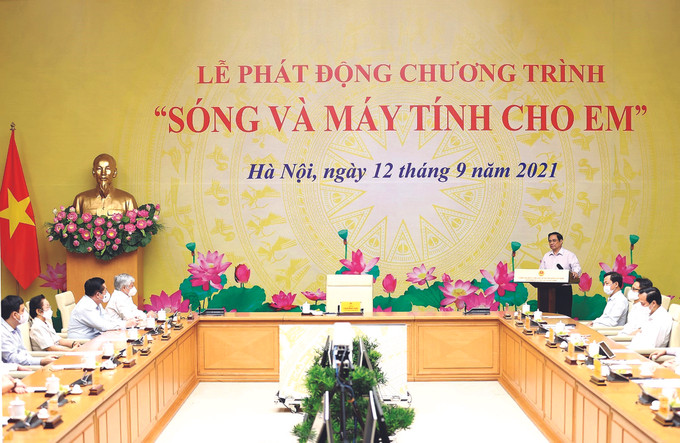 លោកនាយករដ្ឋមន្ត្រីនៃរដ្ឋាភិបាល ផាម មិញជិញ បំផុសកម្មវិធី "ភ្ជាប់បណ្ដាញអ៊ិនធើណែតនិងម៉ាស៊ីនកុំព្យូទ័រអោយប្អូនៗ" "ភ្ជាប់បណ្ដាញអ៊ិនធើណែតនិងម៉ាស៊ីនកុំព្យូទ័រអោយប្អូនៗ" ảnh 1