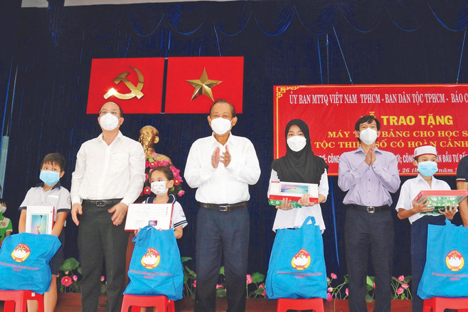 គណៈកម្មាធិការរណសិរ្សមាតុភូមិ វៀតណាម ទីក្រុង ហូ ជីមិញ សហការជាមួយគណៈកម្មការជនជាតិទីក្រុង កាសែត នគរបាលប្រជាជន រៀបចំពិធីប្រគល់ ជូន ថេប្លេតចំនួន ១០០ គ្រឿងនិងម៉ាស៊ីនកុំព្យូទ័រយួរដៃ ១ គ្រឿងដែលមានតម្លៃសរុបចំនួន ៣៥០ លានដុង រួមជាមួយនឹងអំណោយ សៀវភៅមួយចំនួនរបស់សប្បុរស ជនជួយឧបត្ថម្ភកូនសិស្សជនជាតិ ចាម ខ្មែរ ដែលមានស្ថានភាពលំបាកលំបិននៅលើភូមិសាស្ត្រទីក្រុង ហូ ជីមិញ "ភ្ជាប់បណ្ដាញអ៊ិនធើណែតនិងម៉ាស៊ីនកុំព្យូទ័រអោយប្អូនៗ" ảnh 4