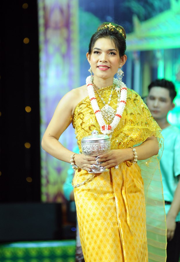 សម្លៀកបំពាក់មង្គលការរបស់យុវនារី ខ្មែរ ត្រូវបានឧទ្ទេសនាមនៅក្នុងទិវាមហោស្រព ដ៏ខ្ញៀវខ្ញាអ៊ូអរទិវាមហោស្រពវប្បធម៌ កីឡានិងទេសចរណ៍បងប្អូនជនជាតិ ខ្មែរ ណាមបូ ảnh 12