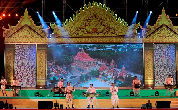 ការសម្តែងភ្លេងពិណពាទ្យប្រពៃណី ខ្មែរ នៅក្នុងពិធីបើកទិវាមហោស្រព ដ៏ខ្ញៀវខ្ញាអ៊ូអរទិវាមហោស្រពវប្បធម៌ កីឡានិងទេសចរណ៍បងប្អូនជនជាតិ ខ្មែរ ណាមបូ ảnh 24