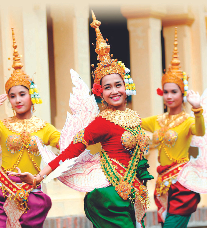 យុវនារី ខ្មែរ ស្រស់ប្រិមប្រិយក្នុងឈុតសម្លៀកបំពាក់ប្រពៃណី ảnh 1