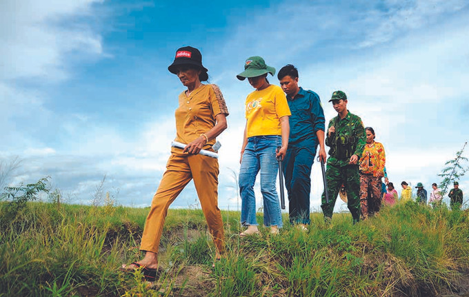 យុទ្ធជនទាំងឡាយនៃប៉ុស្តិ៍ការពារព្រំដែន ញើនហ៊ឹង សហការជាមួយបណ្តាសមាជិកនៃ"ក្រុមនារីថែរក្សាខ្សែបន្ទាត់ព្រំដែន បង្គោលតម្រុយព្រំដែន" ដើរល្បាត ត្រួតពិនិត្យខ្សែបន្ទាត់ព្រំដែន បង្គោលតម្រុយព្រំដែនលេខ ២៧៣ នារី ខ្មែរ ថែរក្សាសន្តិសុខព្រំដែន ảnh 3