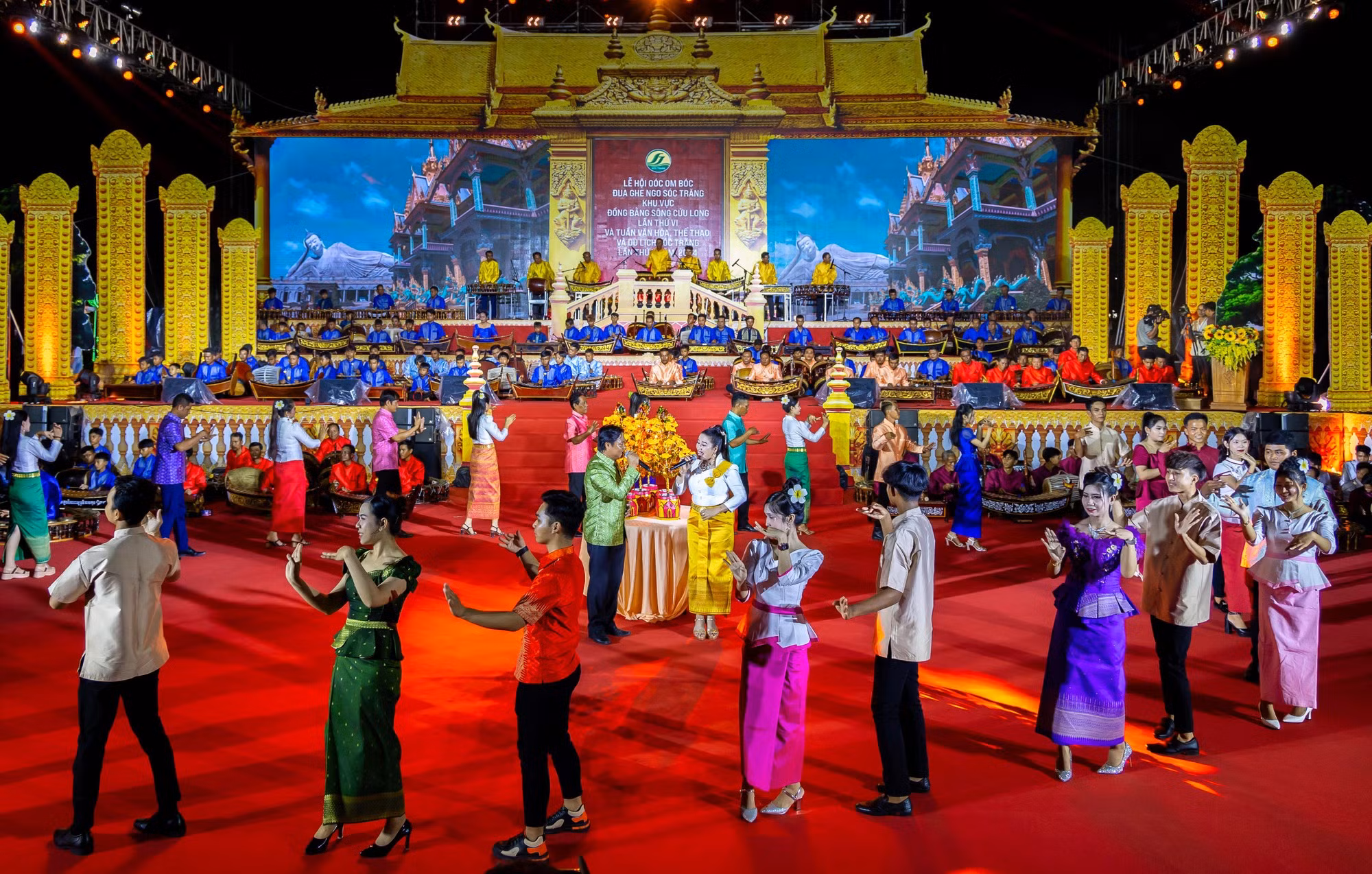 សិល្បករសិល្បការិនី សិប្បករសិប្បការិនីខ្មែររាប់រយនាក់សម្របខ្លួនក្នុងលំហវប្បធម៌ប្រពៃណី ដោយមានវង់ភ្លេងពិណពាទ្យក្នុងកម្មវិធីសិល្បៈសម្តែងភ្លេងពិណពាទ្យដ៏ធំបំផុតនៅប្រទេសវៀតណាមក្នុងខេត្ត សុកត្រាំង។ រូបថត៖ អាន ហៀវ