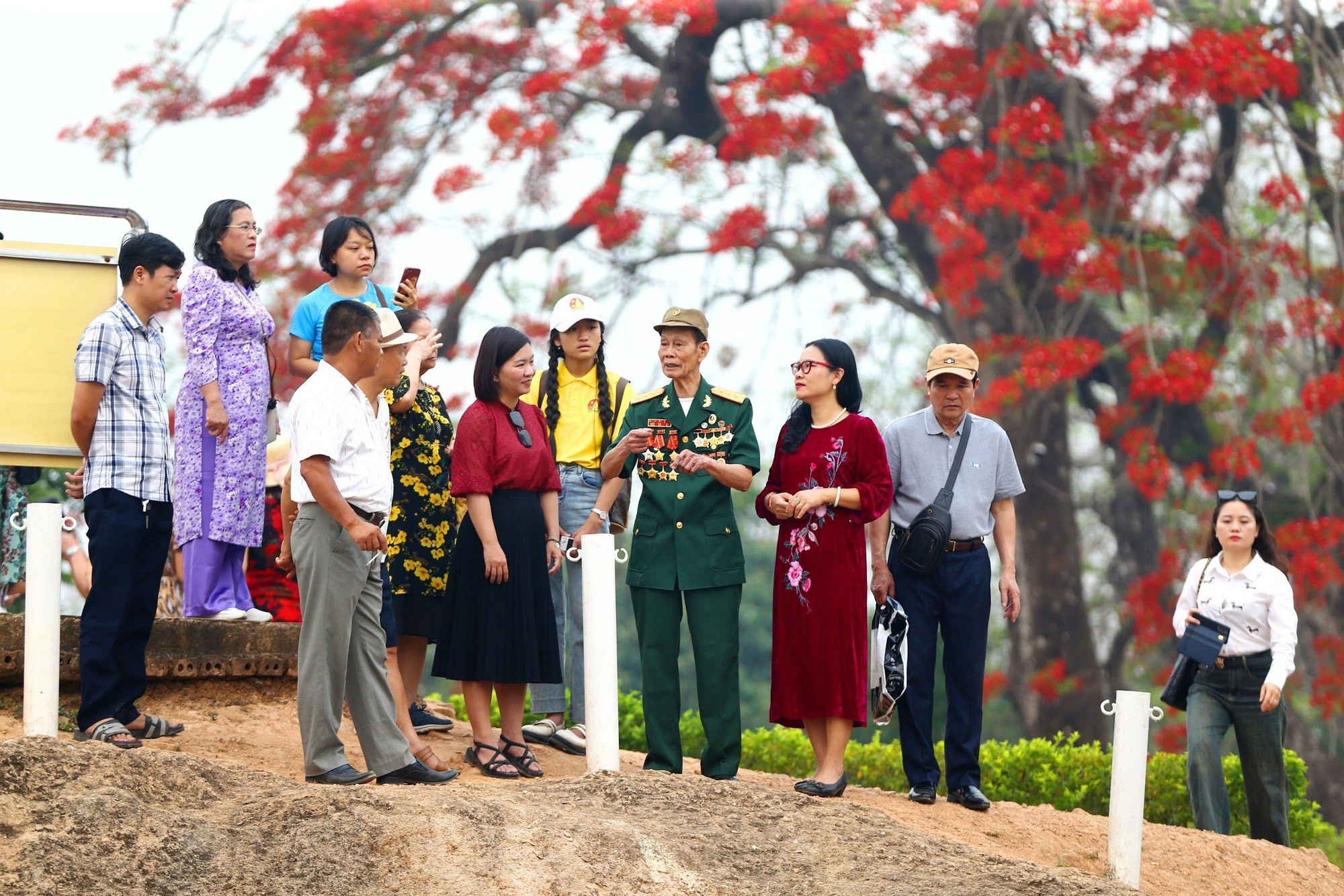 យុទ្ធជន ដៀនបៀន លោក ផាម បាមៀវ នៅសង្កាត់ តឹនថាញ ទីក្រុង ដៀនបៀនភូ យ៉ាងជក់ចិត្តប្រាប់ដំណើររឿងនៃយុទ្ធនាការ ដៀនបៀនភូ ដល់ភ្ញៀវទេសចរនៅលើកូនភ្នំ អា១ 3.jpeg