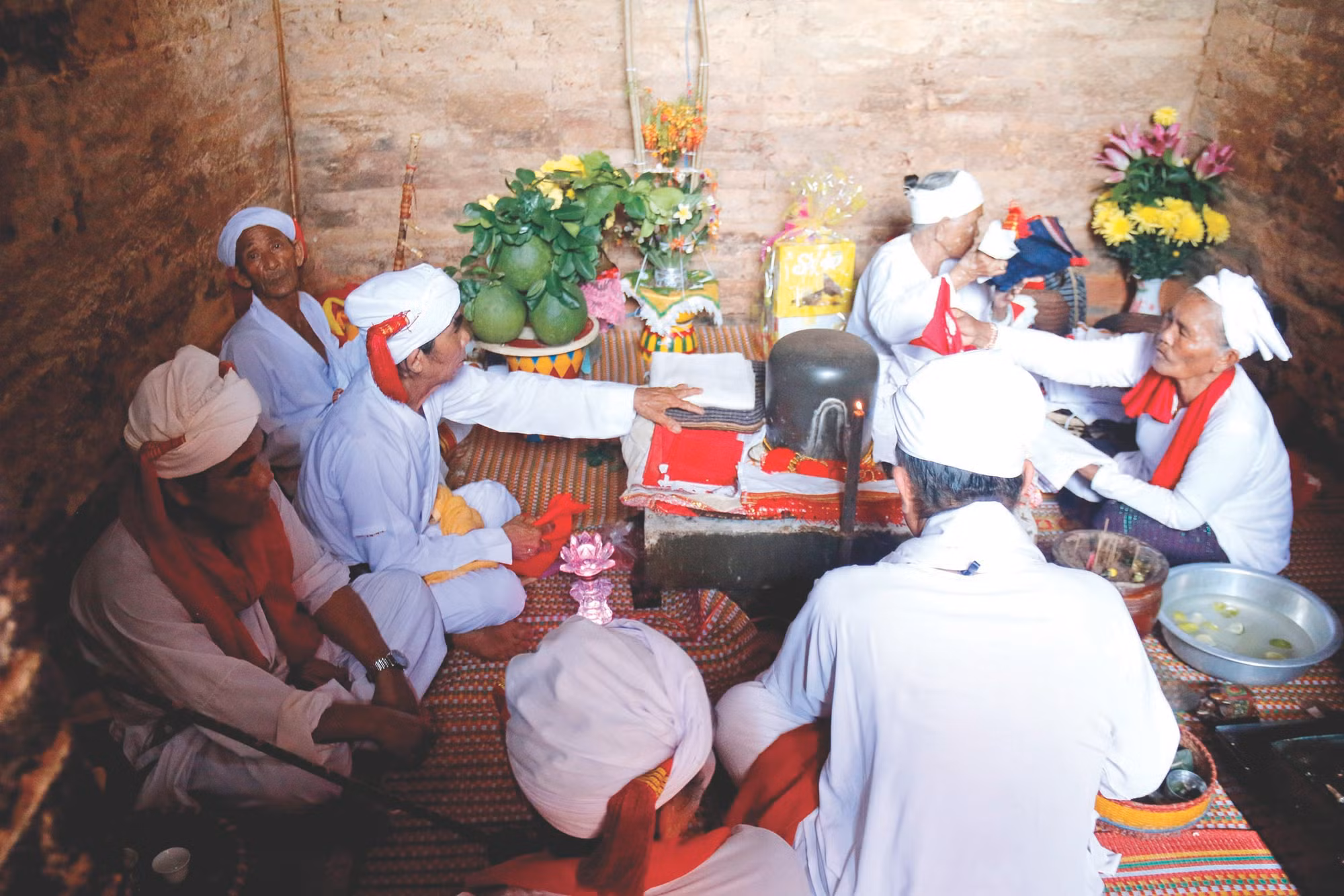 ពិធីកិច្ចស្រង់សុគន្ធវារីអាសនៈលិង្គ - យោនីនិងគ្របដណ្តប់ព្រះពស្រ្តាអាសនៈលិង្គ - យោនីនៅប្រាសាទមេ ពោសាហ៍អ៊ីនឺ នៅទីក្រុង ផានធៀត