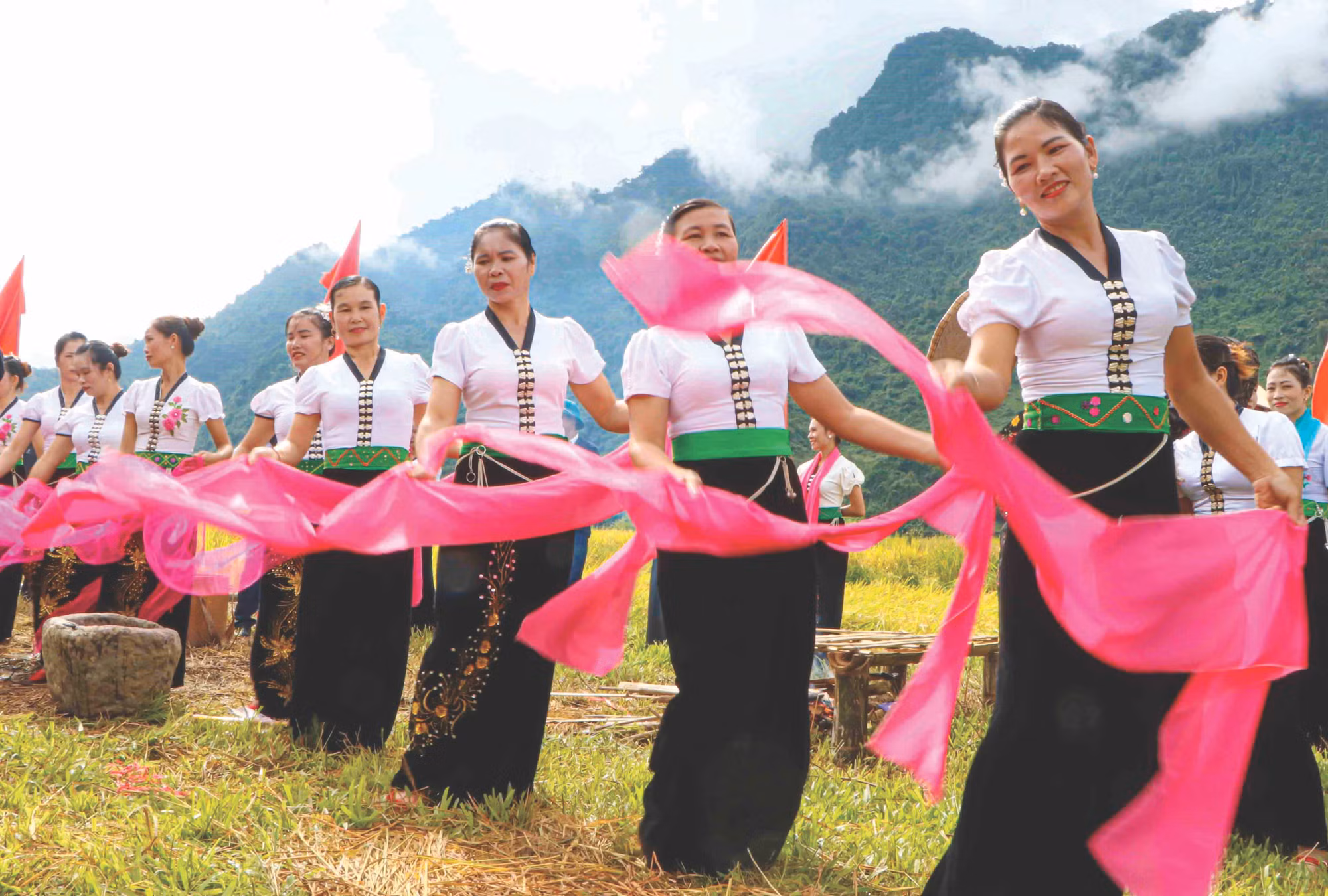 ជនជាតិ ថៃ ស សម្តែងរបាំកន្សែងក្នុងពិធីបុណ្យអំបុកថ្មី (កិនឡឹវខូវម៉ូវ) លើវាលស្រែ មឿង ស ស្រុក ផុងថូ ខេត្ត ឡាយចូវ