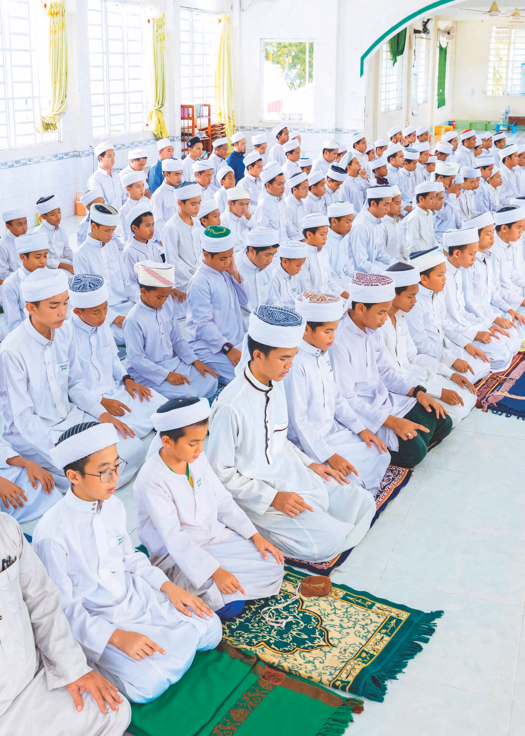យុវជន ក្មេងជំទង់ជនជាតិ ចាម ឥស្លាម ទាំងឡាយស្លៀកសម្លៀកបំពាក់ប្រពៃណីក្នុងថ្នាក់រៀនគម្ពីរ គួរអាន នៅព្រះវិហារ Masjid Jamiul Azhar