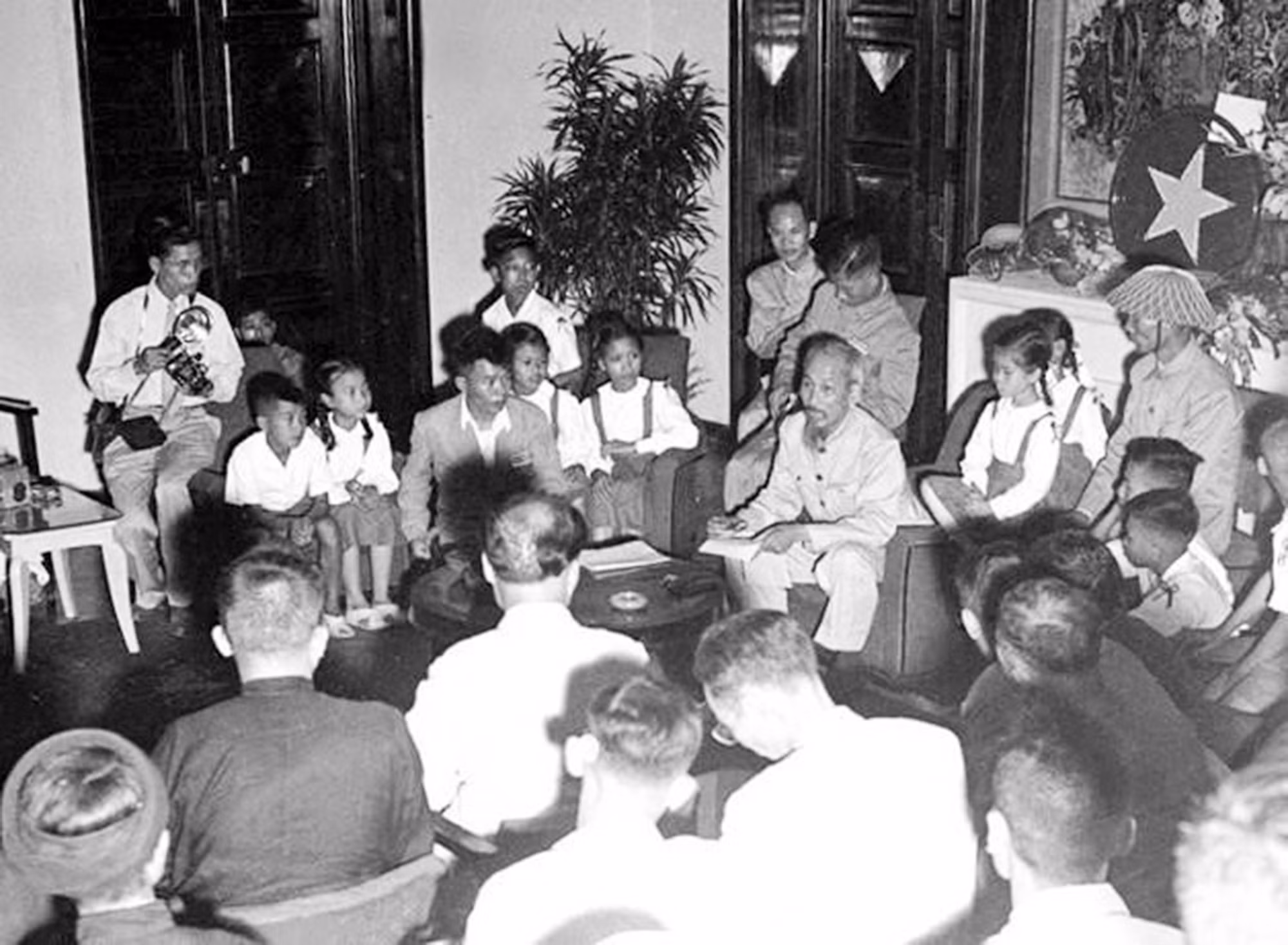 3-70 nam giai phong thu do-tu lieu ttxvn.jpg