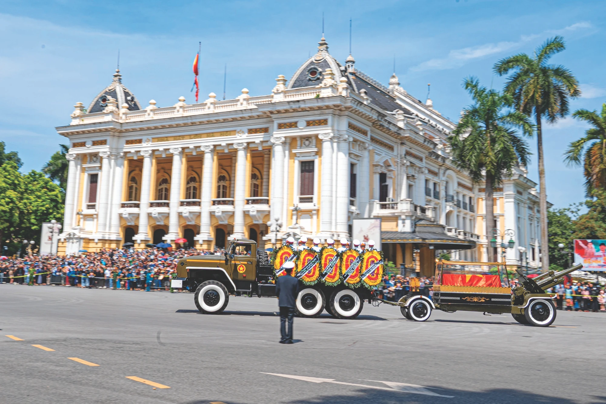 ក្បូនរថយន្តដង្ហែមឈូសលោកអគ្គលេខាបក្ស ង្វៀន ភូត្រុង ឆ្លងកាត់ទីលានបដិវត្តន៍ខែ សីហា