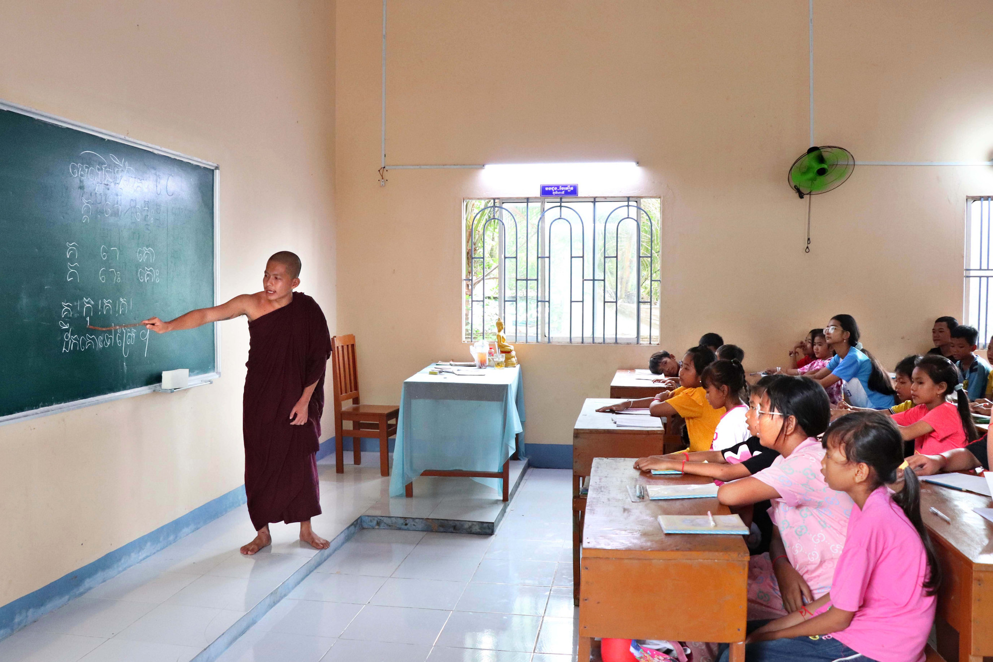 ម៉ោងរៀននៅក្នុងថ្នាក់រៀនអក្សរ ខ្មែរ របស់ប្អូនៗ 08-SH.JPG
