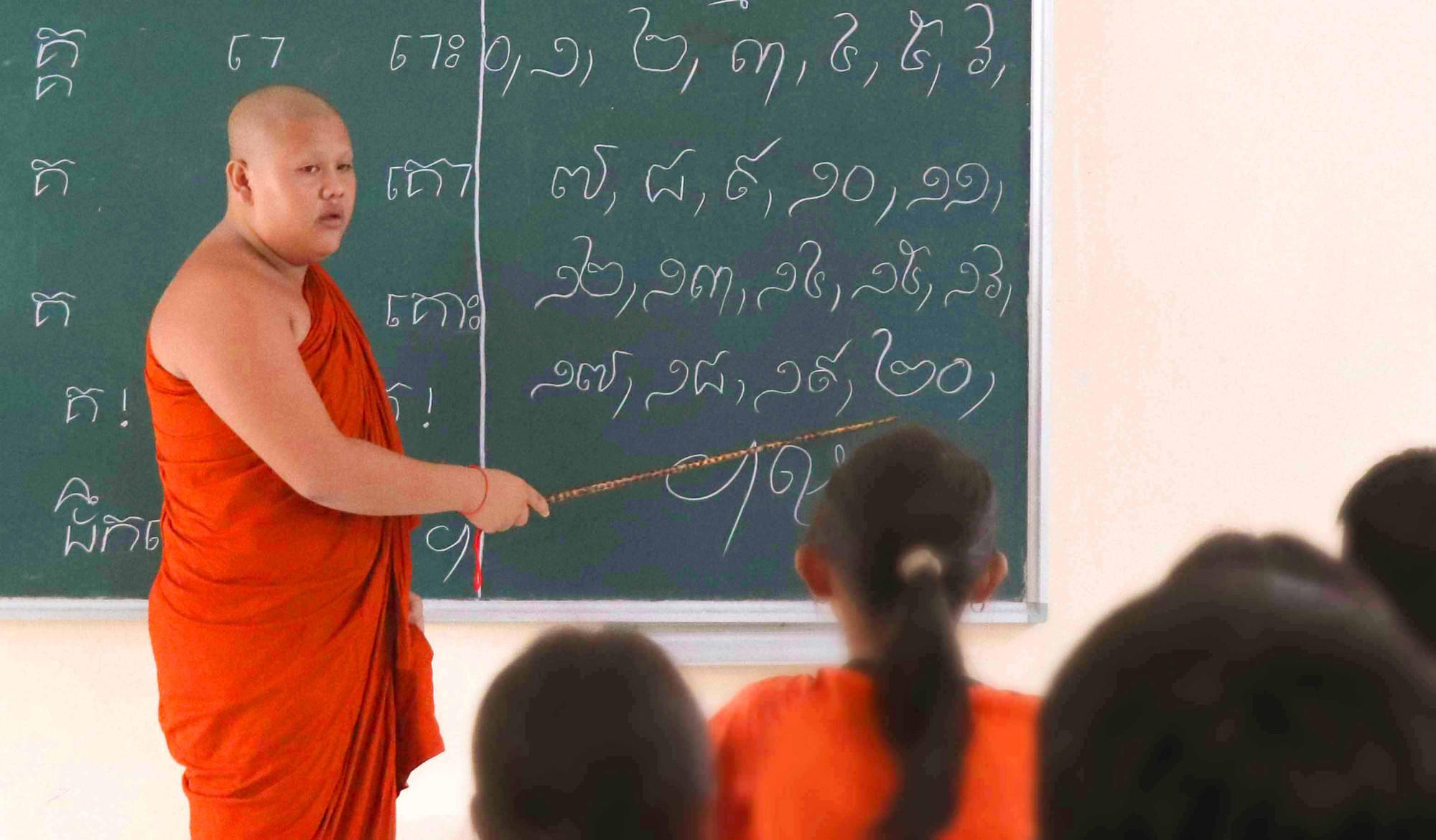 ព្រះតេជគុណ លៀវ ទ្រីយី អាយុ ១៩ ឆ្នាំ បានបួសរៀនអស់រយៈពេល ១០ ឆ្នាំ ដោយមានបទពិសោធន៍និងចំណេះដឹងច្រើនក្នុងការទទួលបន្ទុកបង្រៀនអក្សរ ខ្មែរ ជួយឲ្យប្អូនៗ សិស្សសាលាយល់បានយ៉ាងងាយ 03-SH.JPG