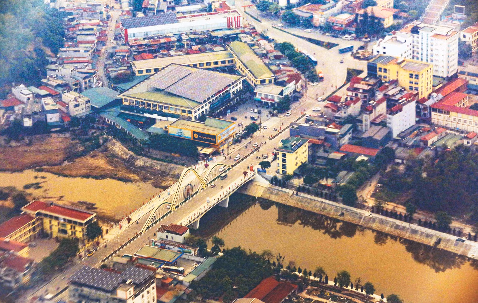vna_potal_70_nam_chien_thang_dien_bien_phu_ngam_thung_lung_muong_thanh_tu_truc_thang_cua_khong_quan_viet_nam_7339040.jpg